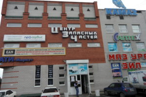 Вход в  здание, Сервисный центр расположен на 2 этаже