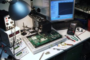 Рабочее место специалиста в области компьютерной техники.