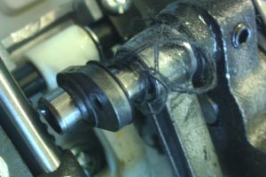 Намотались нитки на механизм, и машина заклинила.