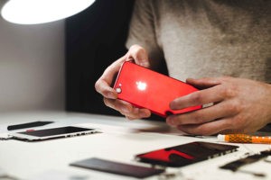 Мастер за работой по замене корпуса