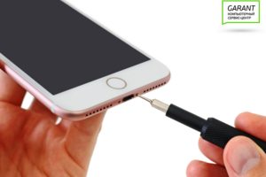 Выкручиваем болты рядом с разъемом питания