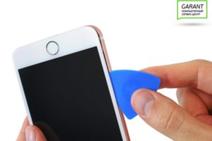 Отсоединяем модуль iPhone 7 от корпуса