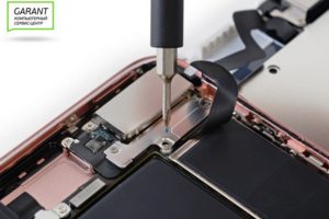 Отсоединяем шлейф модуля iPhone 7