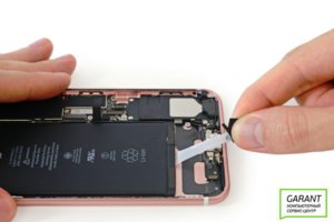 Подготавливаем аккумулятор iPhone 7 к демонтажу