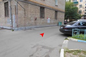 На право, во двор дома 10