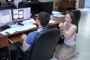 Системный администратор помогает пользователям