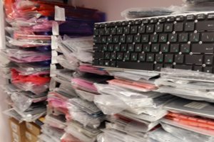 Большой склад клавиатур для ноутбуков.