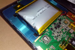 Батарея в электронной книге вздулась. Дисплей чудом остался цел