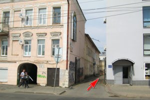 Вход слева от дома мод