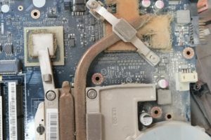 Вот что происходит внутри ноутбука если вовремя не чистить!!!!