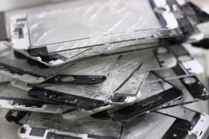 Восстанавливаем разбитые экраны iPhone в 2 раза дешевле установк