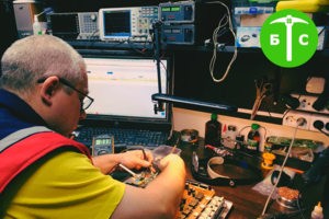 Мастер за работой по ремонту телевизора