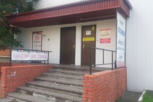 Вход с торца здания