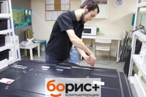 Мастер Роман выполняет ремонт телевизора