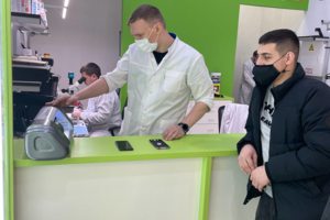 На время ремонта можем дать вам  подменный телефон