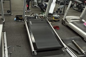 Обслуживание и замена полотна в беговой дорожке. Обслуживание и замена полотна в беговой дорожке.