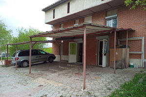 Своя автостоянка для клиентов