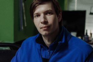 Александр Петров - Специалист по кофемашинам. Ремонтирует клиент