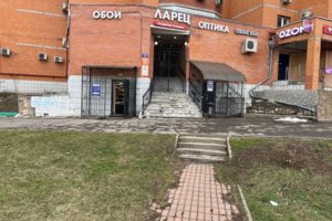 Вход в мастерскую.