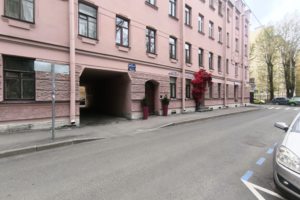 Въезд в арку с улицы Красносельской