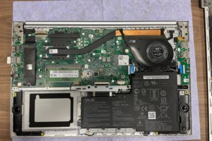 Спасли Asus VivoBook чисткой и заменой термопасты