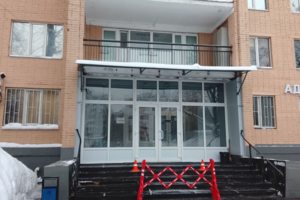 Панорама входа в здание, где располагается организация.
